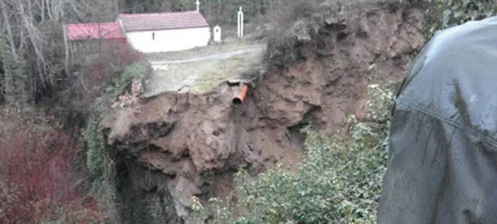 Κατέρρευσε ένα από τα πιο ξεχωριστά γεφύρια της Ελλάδας – Θλίψη από τις πρώτες εικόνες